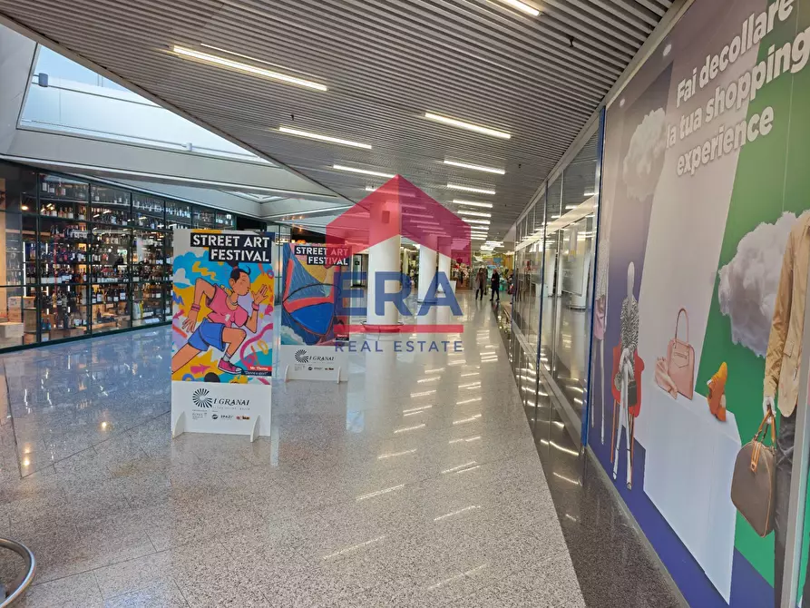 Immagine 30 di Locale commerciale in vendita  in Via Mario Rigamonti a Roma