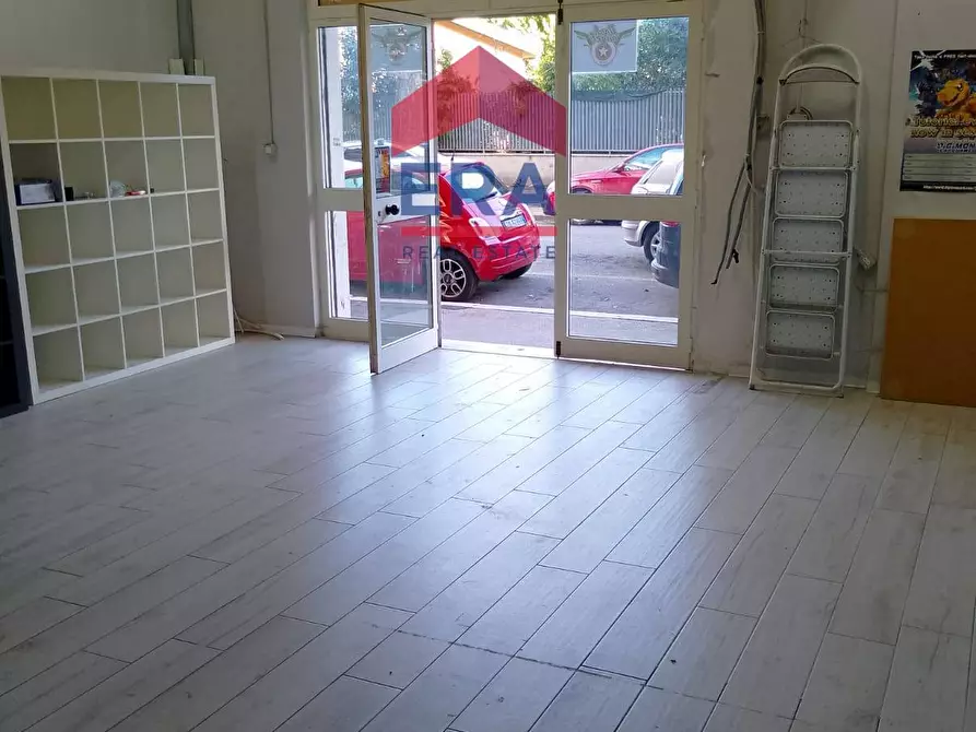 Immagine 8 di Attività commerciale in affitto  in Via Melanesia a Roma