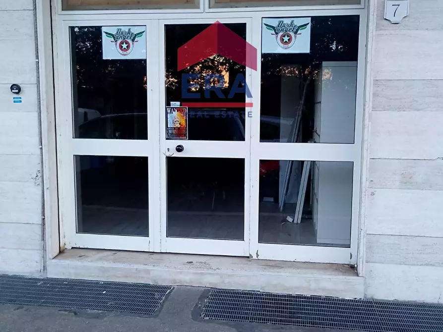 Immagine 3 di Attività commerciale in affitto  in Via Melanesia a Roma