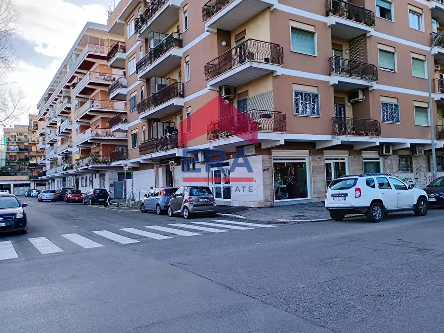 Immagine 1 di Attività commerciale in affitto  in Via Melanesia a Roma