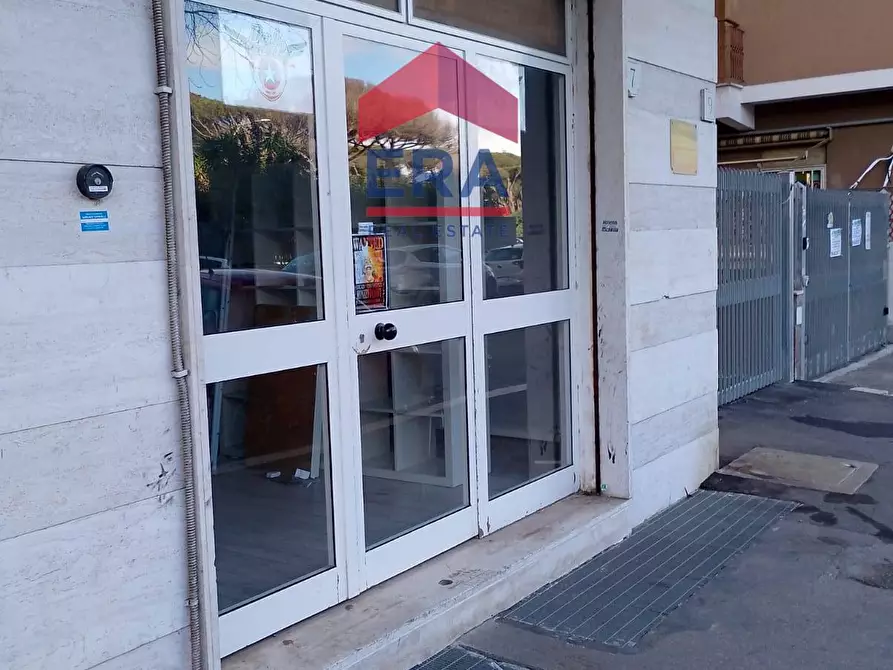 Immagine 4 di Attività commerciale in affitto  in Via Melanesia a Roma