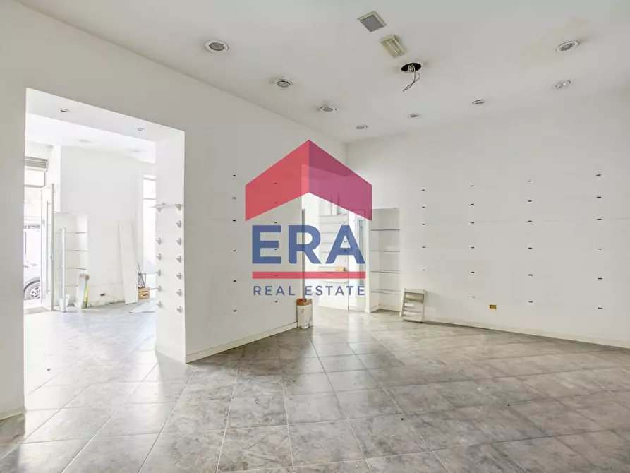 Immagine 10 di Negozio in affitto  in VIA ROMA a Pomezia