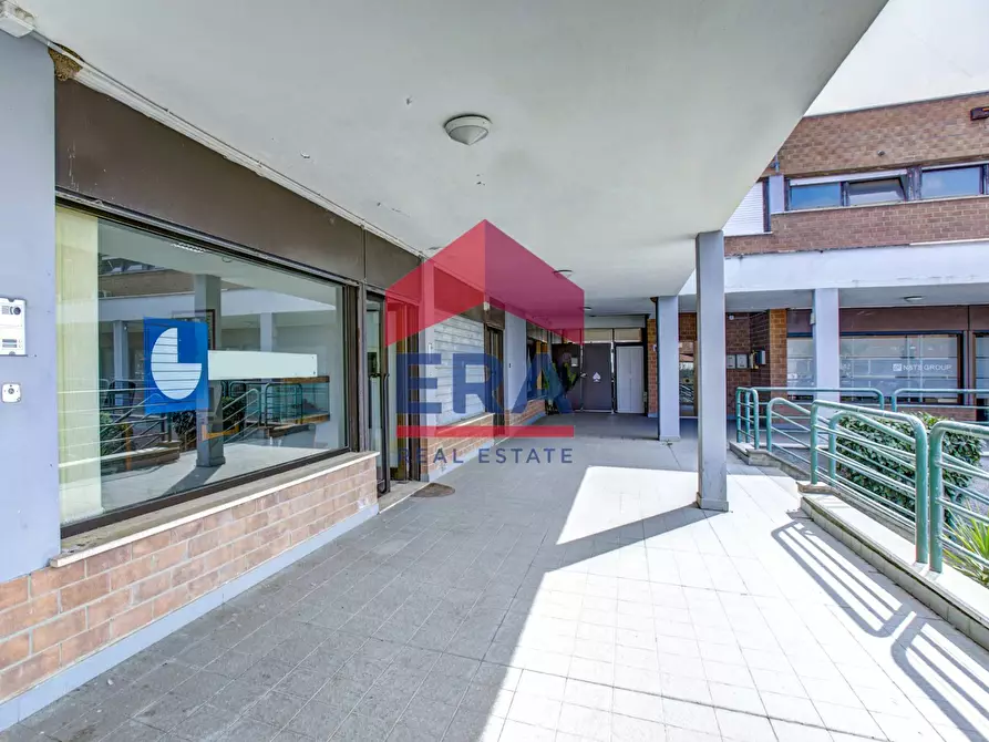 Immagine 3 di Locale commerciale in vendita  in Via Mario Vinciguerra a Roma