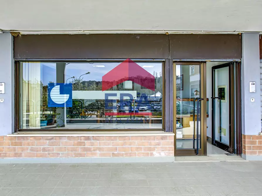 Immagine 4 di Locale commerciale in vendita  in Via Mario Vinciguerra a Roma