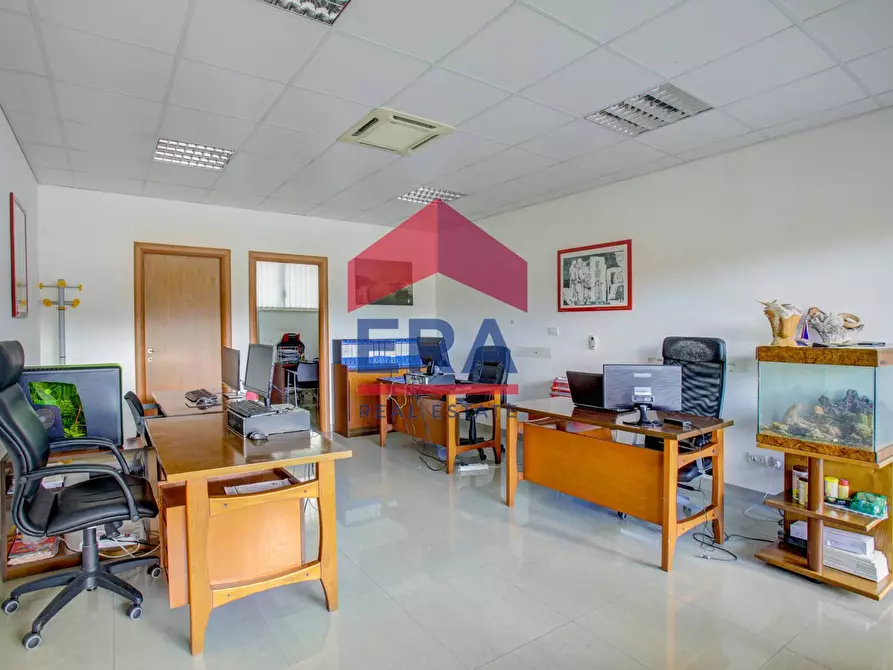 Immagine 9 di Locale commerciale in vendita  in Via Mario Vinciguerra a Roma