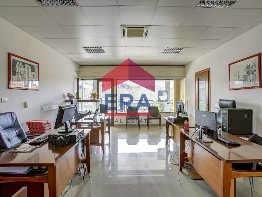 Immagine 11 di Locale commerciale in vendita  in Via Mario Vinciguerra a Roma