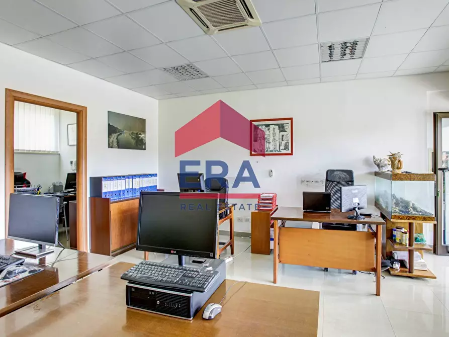 Immagine 13 di Locale commerciale in vendita  in Via Mario Vinciguerra a Roma