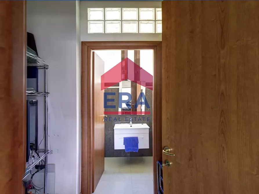 Immagine 17 di Locale commerciale in vendita  in Via Mario Vinciguerra a Roma