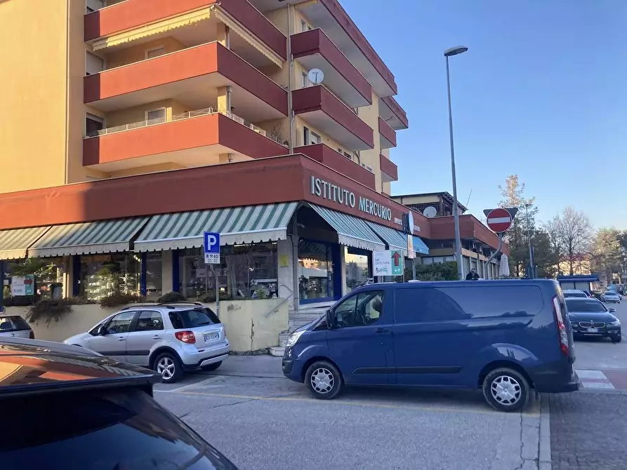 Immagine 1 di Negozio in vendita  a Pordenone