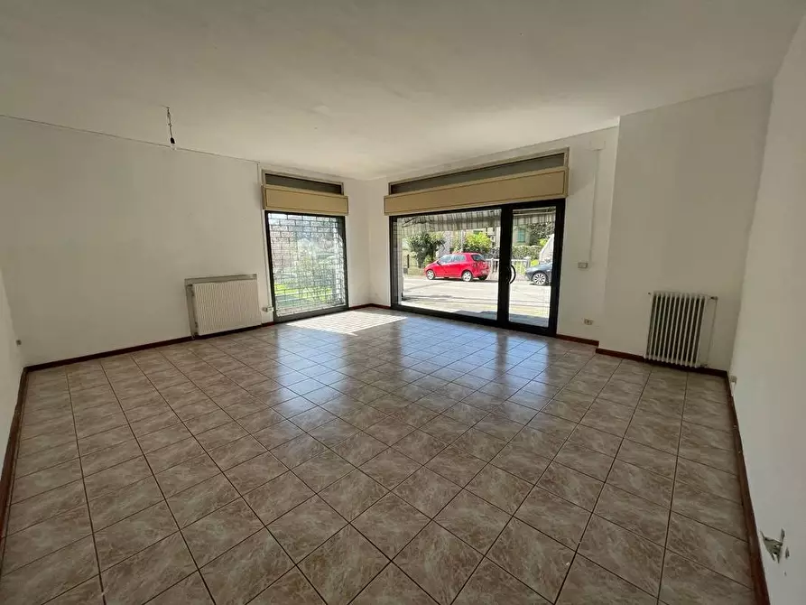 Immagine 4 di Negozio in affitto  a Cordenons