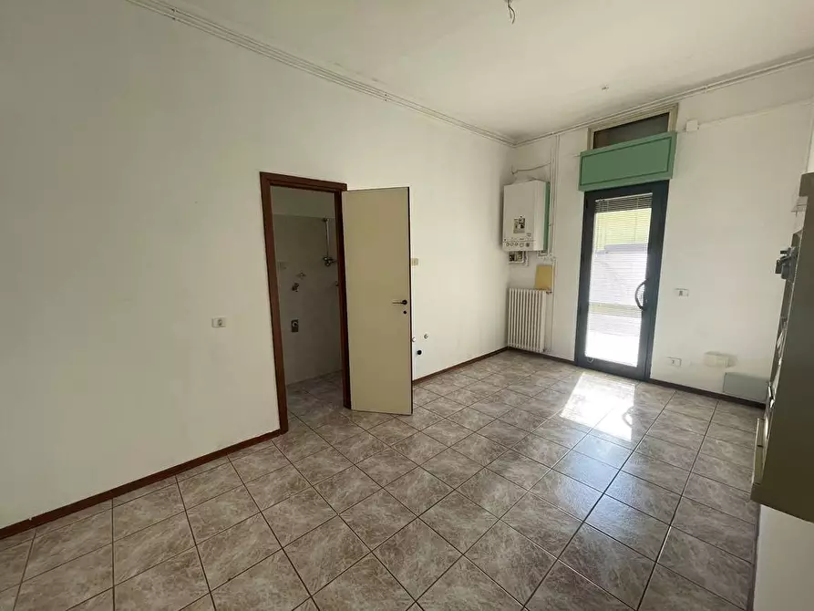 Immagine 6 di Negozio in affitto  a Cordenons