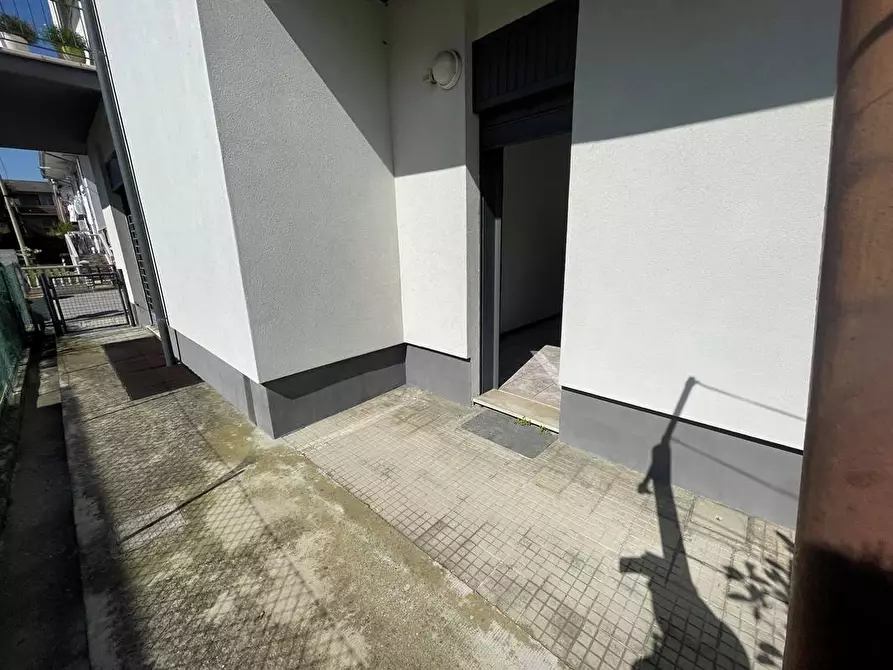 Immagine 10 di Negozio in affitto  a Cordenons