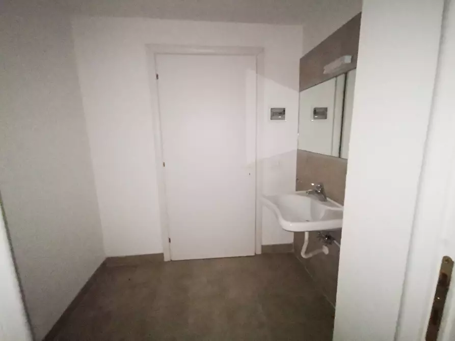 Immagine 10 di Locale commerciale in affitto  in Via Leopardi a Arenzano