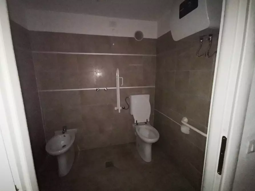 Immagine 13 di Locale commerciale in vendita  in Via Leopardi a Arenzano