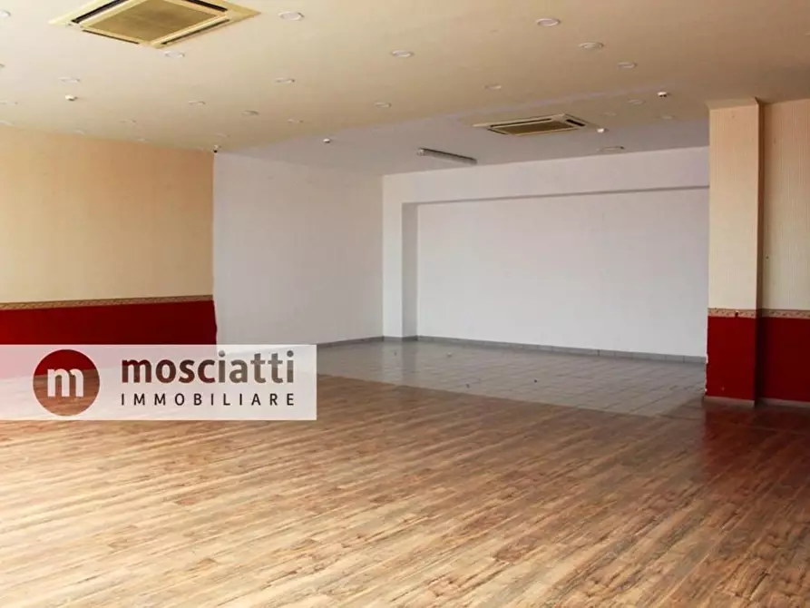 Immagine 3 di Locale commerciale in affitto  in Statale Muccese Nord a Matelica