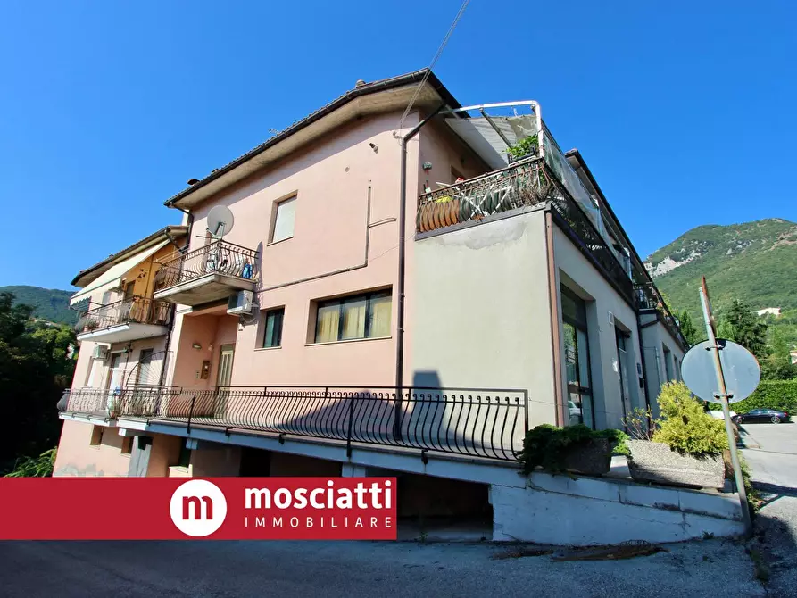 Immagine 2 di Appartamento in vendita  in via Roma a Esanatoglia