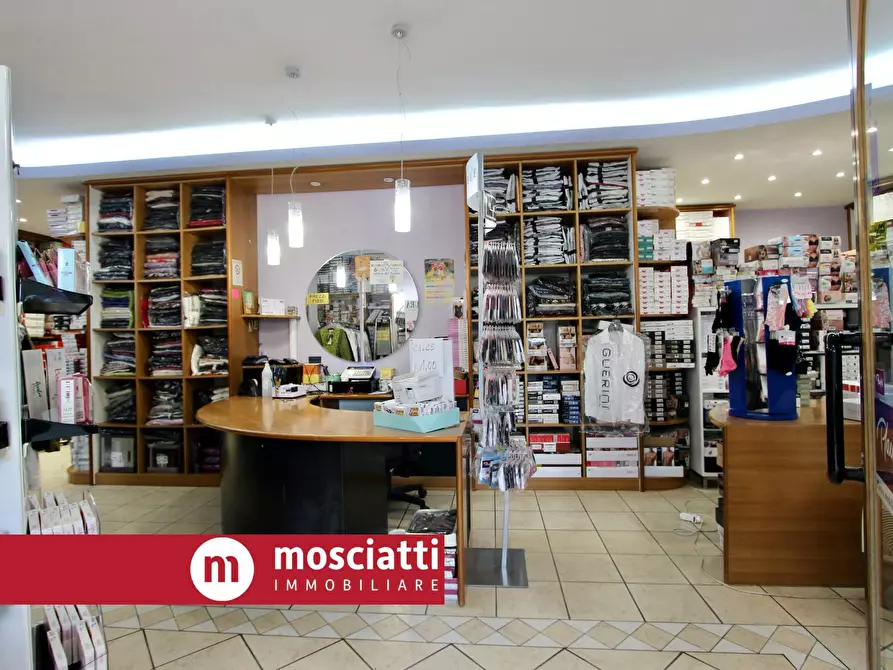 Immagine 2 di Attività commerciale in vendita  in Viale Martiri della Libertà a Matelica