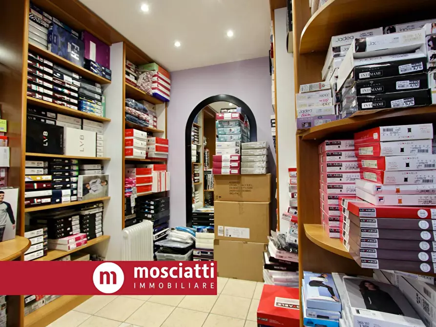 Immagine 3 di Attività commerciale in vendita  in Viale Martiri della Libertà a Matelica