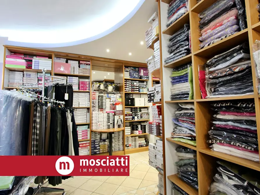 Immagine 4 di Attività commerciale in vendita  in Viale Martiri della Libertà a Matelica