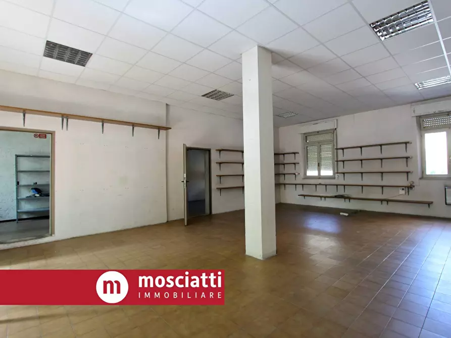 Immagine 3 di Locale commerciale in affitto  in Via Michelangelo a Matelica