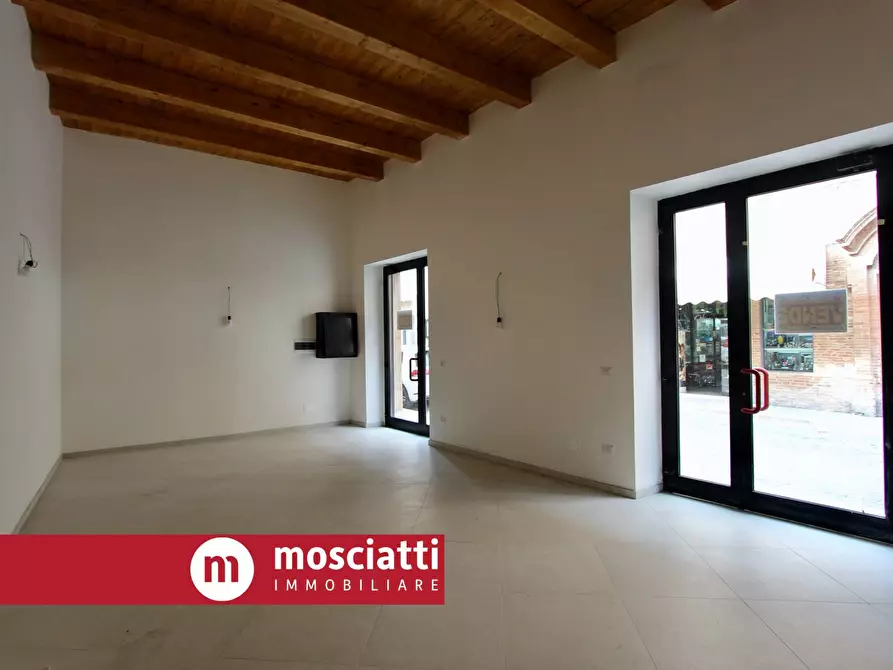 Immagine 4 di Locale commerciale in vendita  in Corso Vittorio Emanuele a Matelica