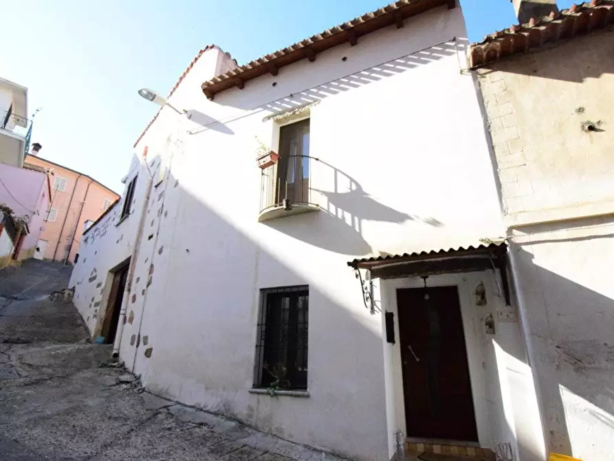 Immagine 1 di Casa indipendente in vendita  in VIA LEOPARDI a Oliena