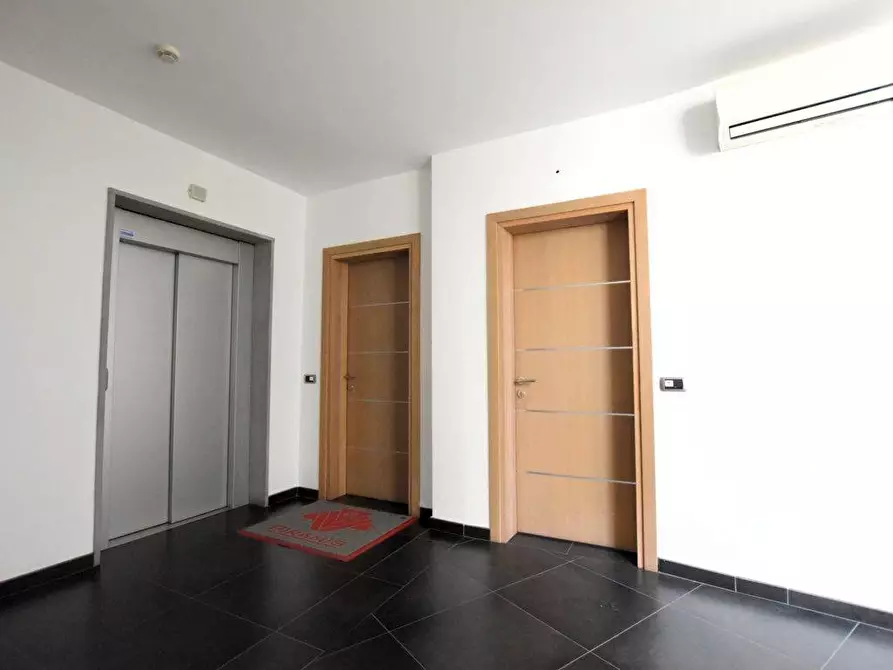 Immagine 11 di Ufficio in vendita  in via Lombardia a Olbia