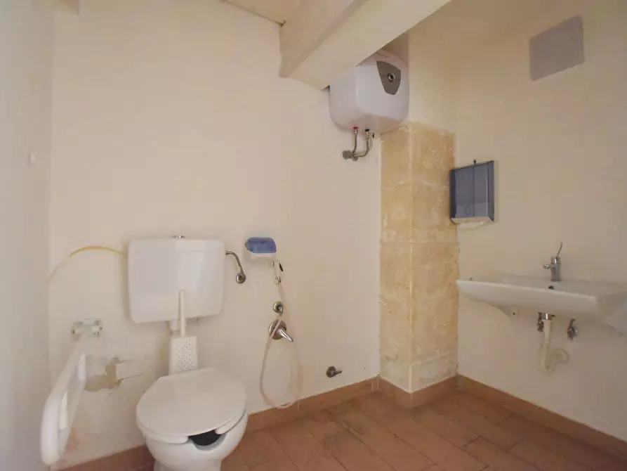 Immagine 9 di Attività commerciale in vendita  in via al Carmine a Sassari