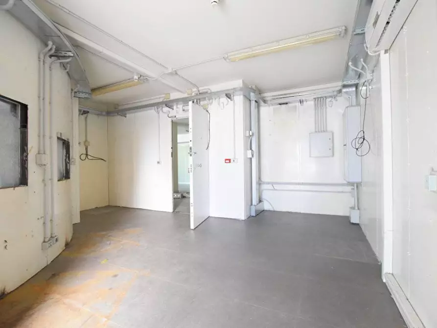 Immagine 3 di Locale commerciale in vendita  in via prunizzedda a Sassari