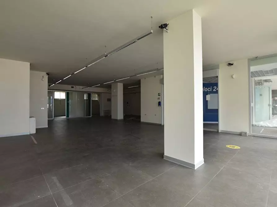 Immagine 4 di Locale commerciale in vendita  in via prunizzedda a Sassari