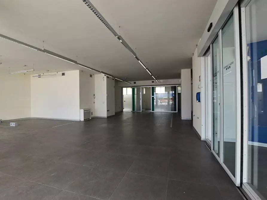 Immagine 5 di Locale commerciale in vendita  in via prunizzedda a Sassari