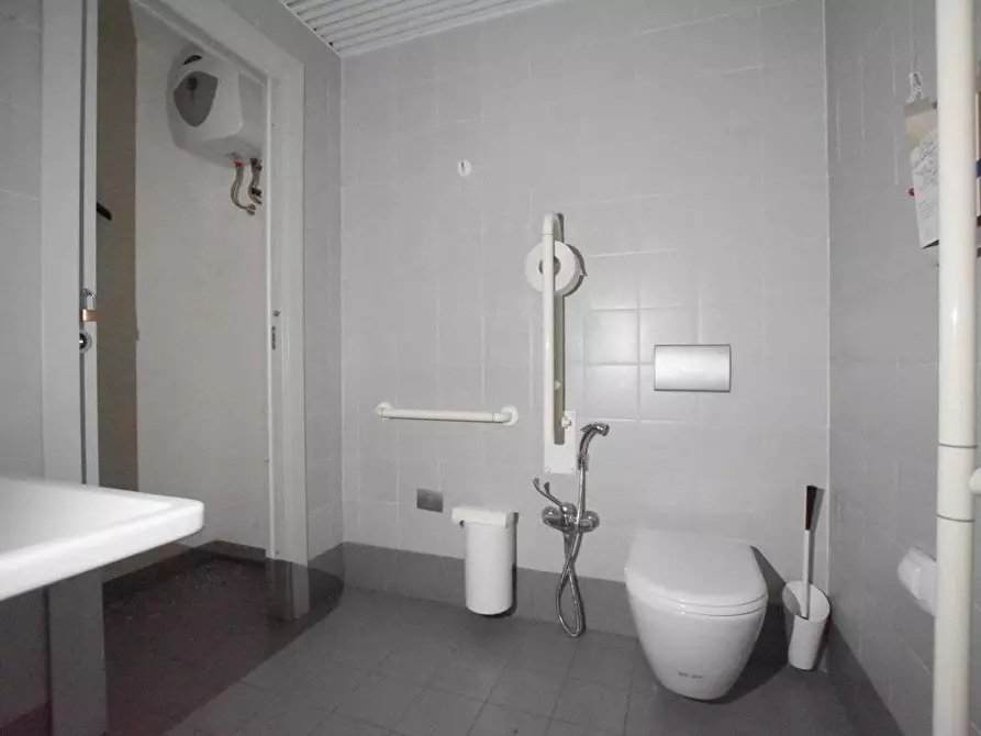 Immagine 7 di Locale commerciale in vendita  in via prunizzedda a Sassari