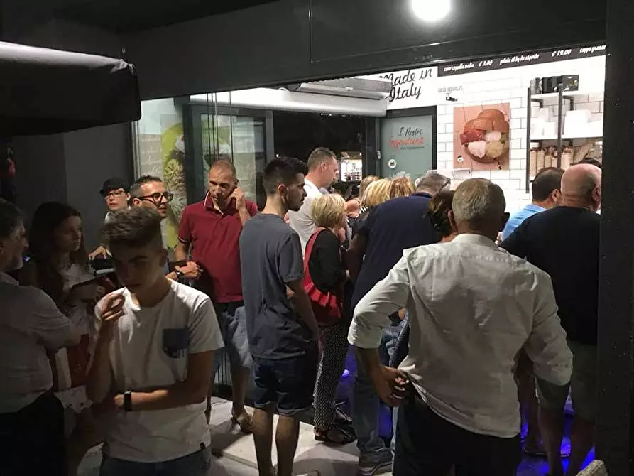 Immagine 4 di Attività commerciale in vendita  in Via Mare a San Benedetto Del Tronto