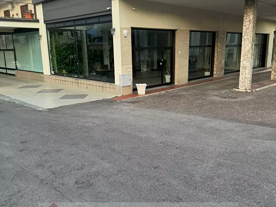 Immagine 4 di Locale commerciale in affitto  in Via G.Matteotti a Nereto