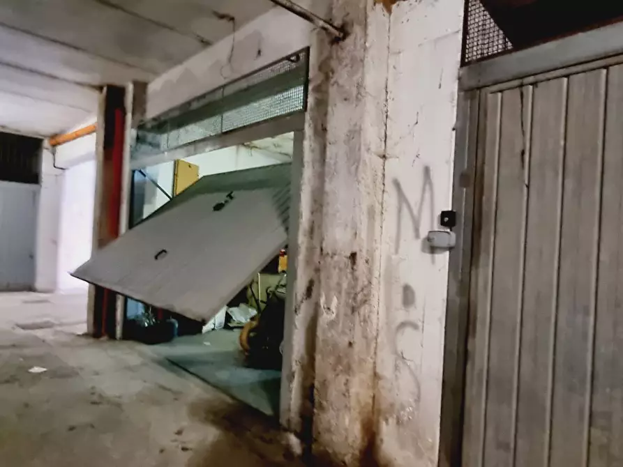 Immagine 2 di Box auto in vendita  in Via Dante Alighieri a Pomezia