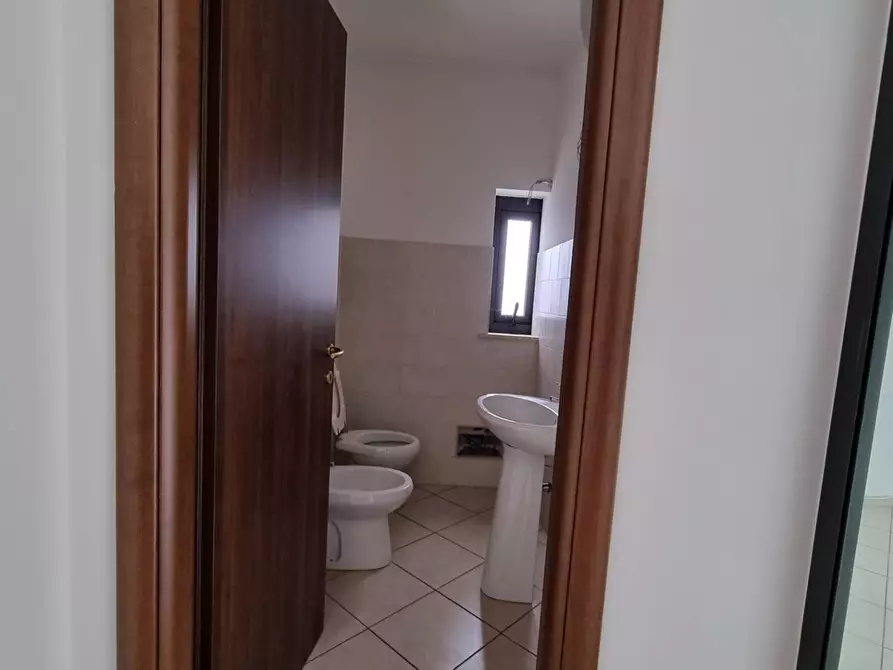 Immagine 9 di Ufficio in affitto  in Via dei Castelli Romani a Pomezia