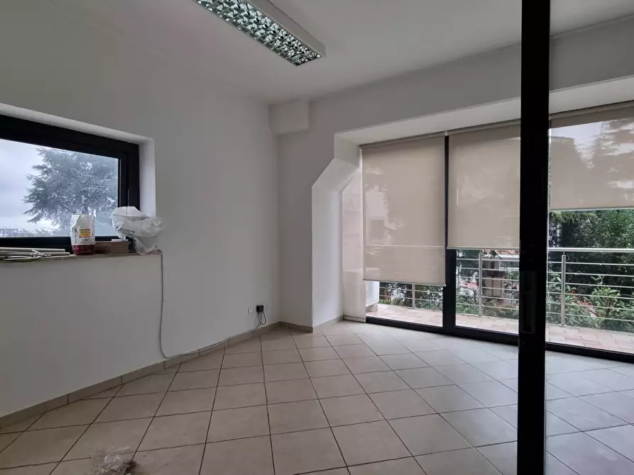 Immagine 4 di Ufficio in affitto  in Via dei Castelli Romani a Pomezia