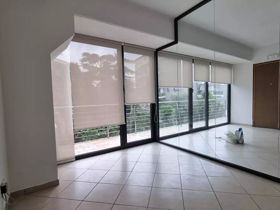 Immagine 3 di Ufficio in affitto  in Via dei Castelli Romani a Pomezia