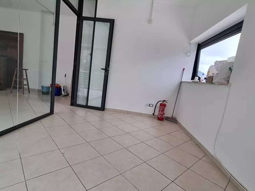 Immagine 6 di Ufficio in affitto  in Via dei Castelli Romani a Pomezia