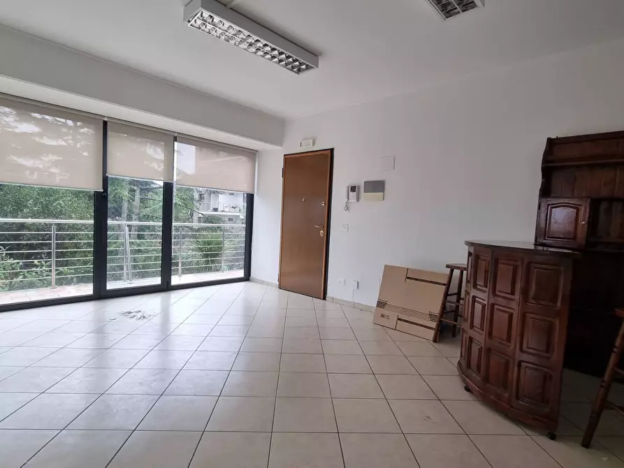 Immagine 8 di Ufficio in affitto  in Via dei Castelli Romani a Pomezia