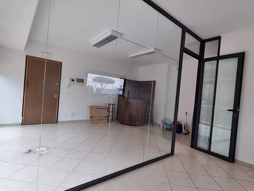Immagine 7 di Ufficio in affitto  in Via dei Castelli Romani a Pomezia