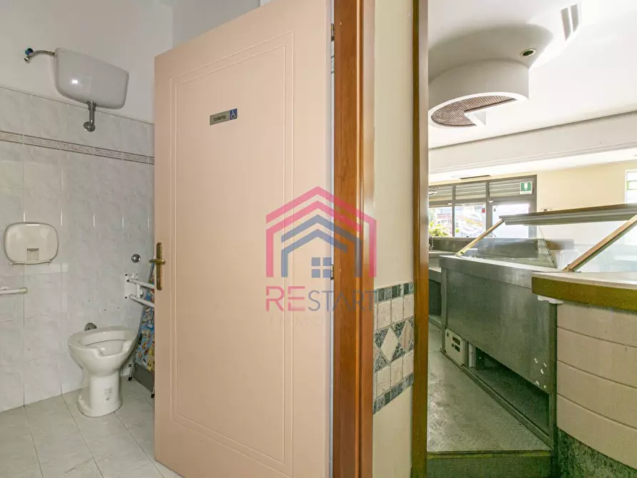 Immagine 20 di Locale commerciale in affitto  in via Naro a Pomezia