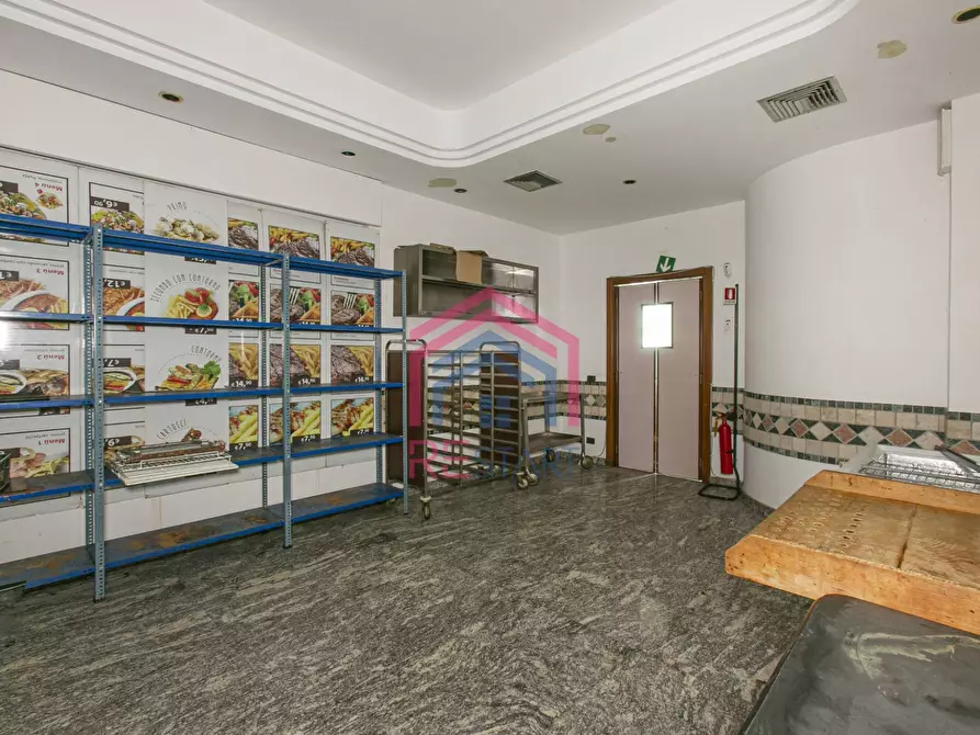 Immagine 23 di Locale commerciale in affitto  in via Naro a Pomezia