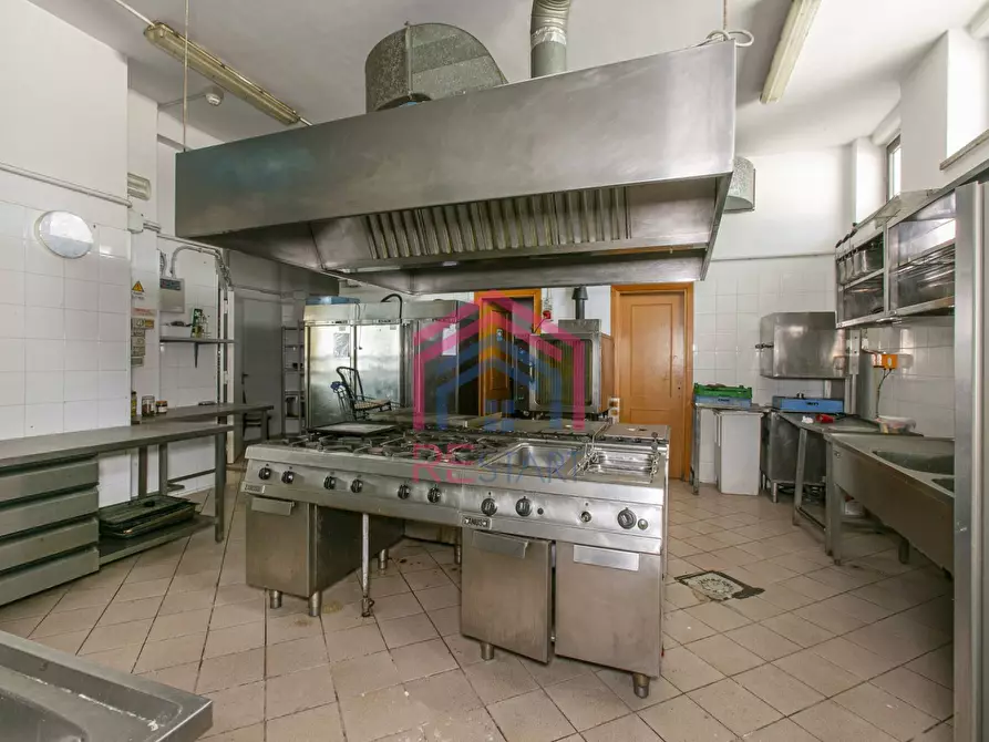 Immagine 24 di Locale commerciale in affitto  in via Naro a Pomezia