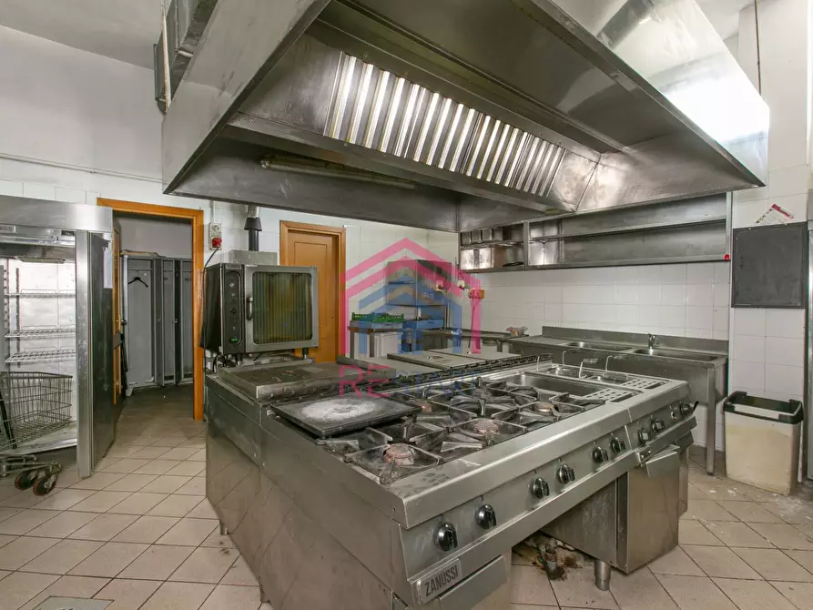 Immagine 25 di Locale commerciale in affitto  in via Naro a Pomezia