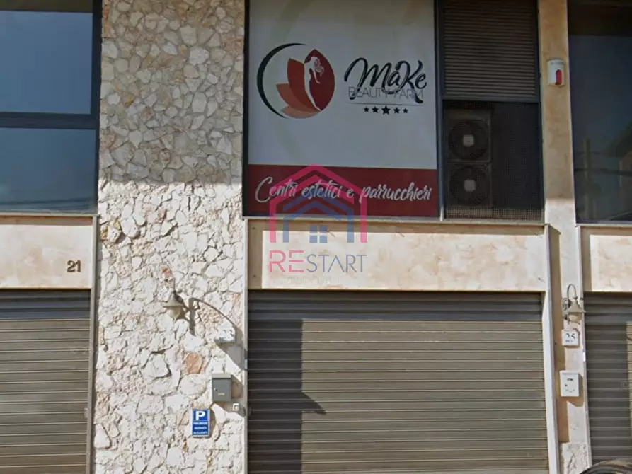 Immagine 2 di Locale commerciale in vendita  in Via Rocco De Zerbi a Roma