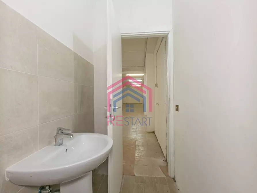 Immagine 15 di Magazzino in vendita  in Via Catilina a Pomezia