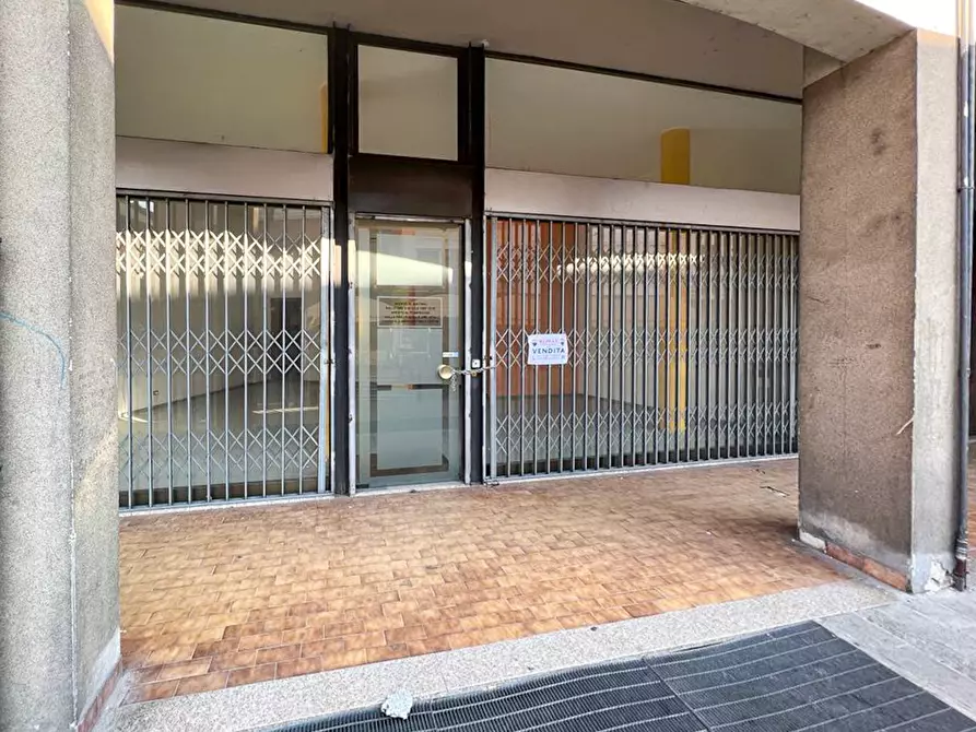 Immagine 2 di Negozio in vendita  in via Largo Diaz a Pontoglio