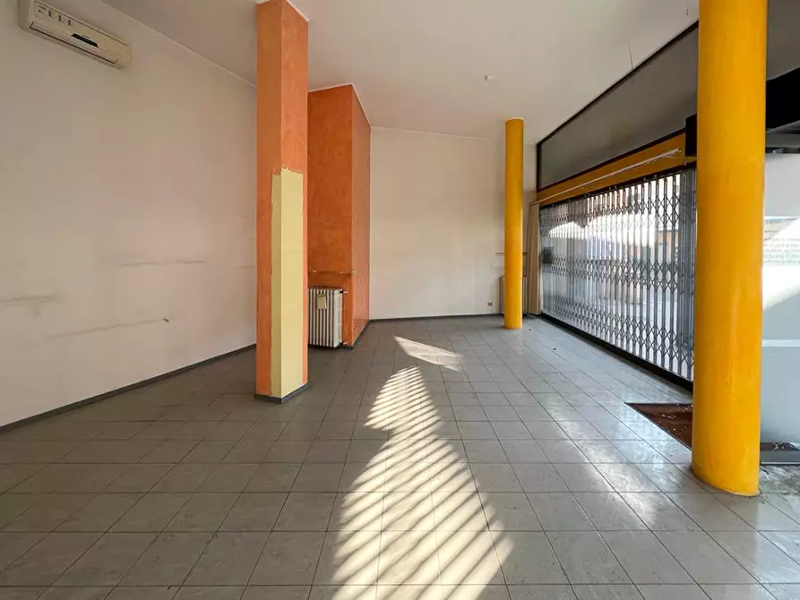 Immagine 5 di Negozio in vendita  in via Largo Diaz a Pontoglio