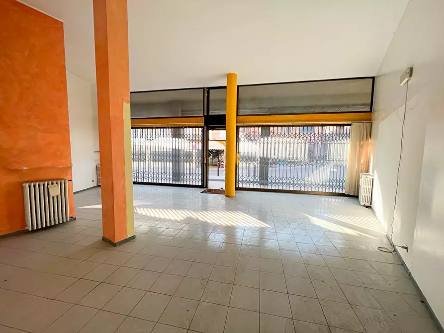 Immagine 11 di Negozio in vendita  in via Largo Diaz a Pontoglio